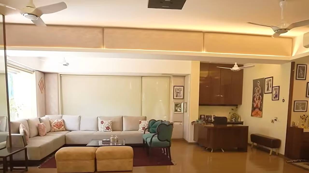 हेमा मालिनींच्या घरातील लिव्हिंग आणि डायनिंग एरियात मोठ-मोठ्या खिडक्या आहेत. ज्यामुळे भरपूर नैसर्गिक प्रकाश आत येतो. यामुळे संपूर्ण घर खुला, हवेशीर आणि अत्यंत शांत वाटते. घरात क्रिम रंगाचे आरामदायक सोफे आणि सुंदर आर्मचेअर्स आहेत. हे घर फार विचारपूर्वक आणि कल्पकतेने सजवले गेले आहे.