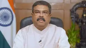 रस्ते अपघातात बरगड्या मोडल्या... तरीही विद्यार्थीनीने दिली नीट परीक्षा.