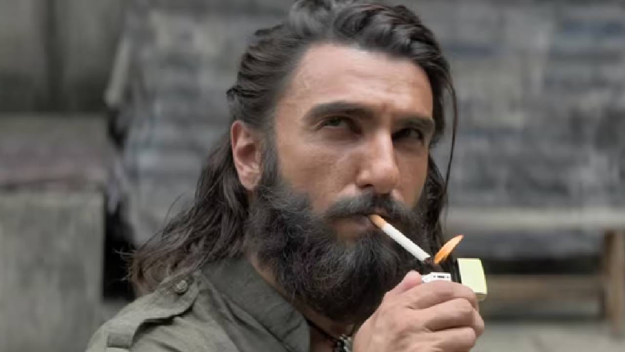 'धुरंधर 2' ओटीटीवर येण्याची प्रेक्षक आतुरतेने वाट पाहत होते. त्यामुळे प्रीमिअरच्या दिवशीच अनेकांनी हा चित्रपट सलग एका टप्प्यात ओटीटीवर पाहण्याचा प्लॅन केला होता. मात्र ऐनवेळी प्रेक्षकांची मोठी निराशा झाली. कारण जियो हॉटस्टारने थेट हा चित्रपट स्ट्रीम न करता त्याचं लाइव्ह स्ट्रीमिंग केलं होतं. यावरून प्रेक्षकांनी सोशल मीडियावर तीव्र संताप व्यक्त केला. 
