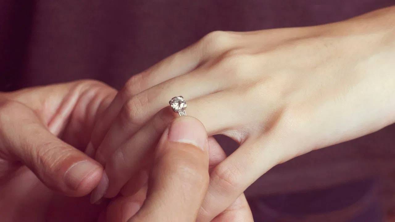 Diamond Astrology: या राशीच्या जातकांनी हिरा परिधान करणं टाळावं! ज्योतिषशास्त्र काय सांगते जाणून घ्या Diamond Astrology: या राशीच्या जातकांनी हिरा परिधान करणं टाळावं! ज्योतिषशास्त्र काय सांगते जाणून घ्या