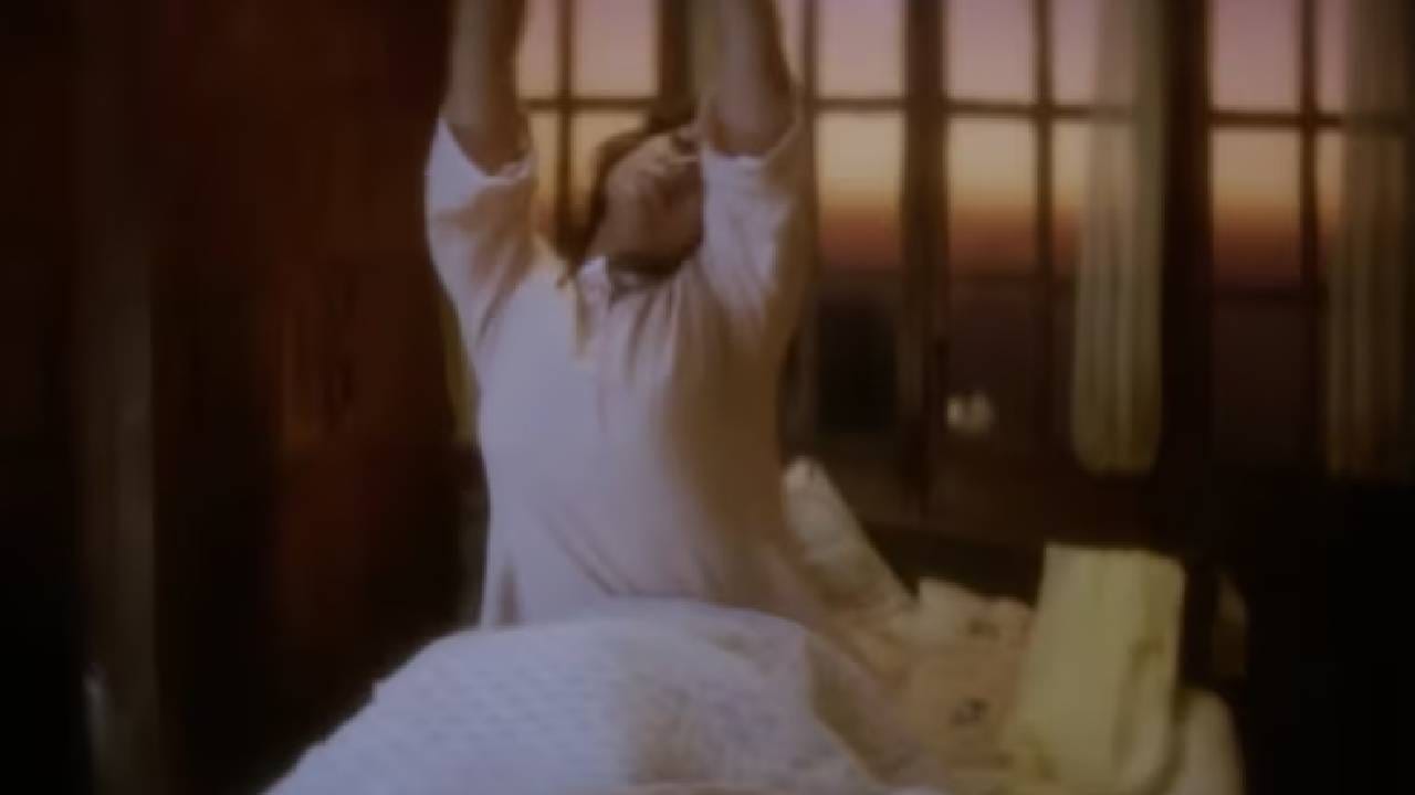 या चित्रपटातील ‘एक लडकी को देखा तो ऐसा लगा’ हे गाणे सर्वात मोठे हिट ठरले होते, ज्याला YouTube वर १५० मिलियनहून (१५ कोटी) अधिक व्ह्यूज मिळाले आहेत. आजही हे गाणे रोमँटिक प्लेलिस्टमध्ये सर्वात वर असते. पहिल्यांदा ऐकल्यावर हे गाणे जेवढे सुंदर वाटले होते, तेवढीच त्याची जादू अनेक वर्षांनंतरही कायम आहे. लोकांनी याला केवळ संगीतापुरते मर्यादित न ठेवता आपल्या भावना आणि आठवणींचा एक भाग बनवले आहे.