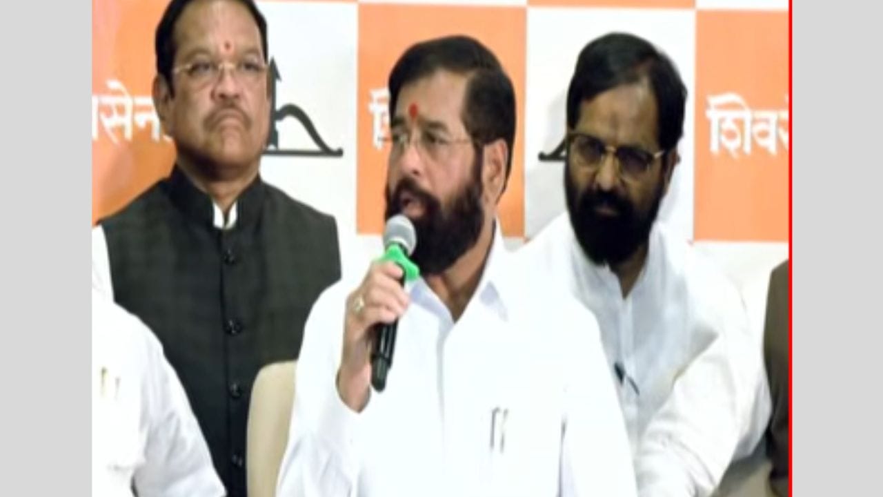 बंडखोर खासदारांवरील बडतर्फची कारवाई टळली? एकनाथ शिंदेंच्या त्या खेळीने उद्धव ठाकरेंना मोठा झटका बंडखोर खासदारांवरील बडतर्फची कारवाई टळली? एकनाथ शिंदेंच्या त्या खेळीने उद्धव ठाकरेंना मोठा झटका