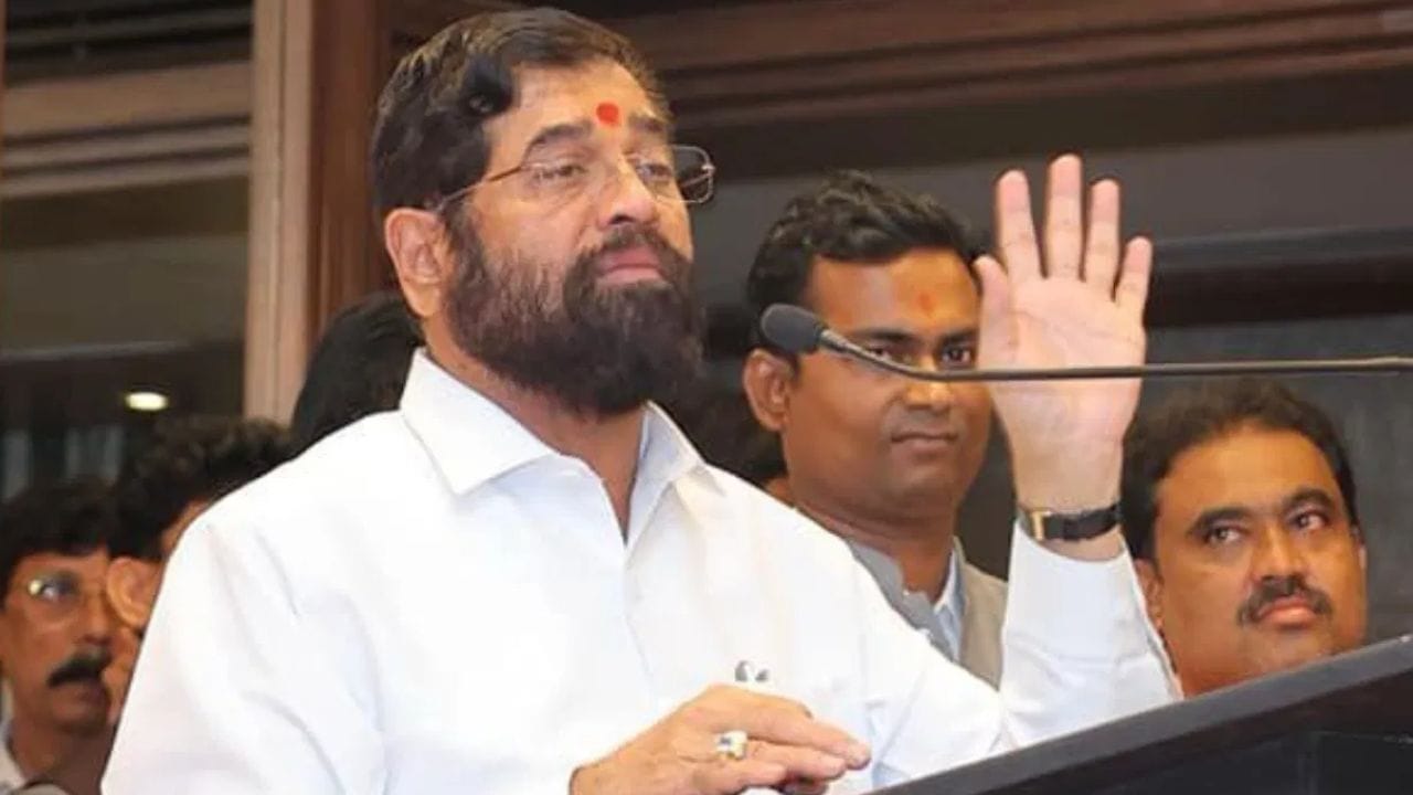 आता राज्यात महायुतीमध्ये शिवसेना शिंदे गट सर्वात मोठा पक्ष, जाणून घ्या कोणत्या पक्षाकडे किती खासदार? आता राज्यात महायुतीमध्ये शिवसेना शिंदे गट सर्वात मोठा पक्ष, जाणून घ्या कोणत्या पक्षाकडे किती खासदार?