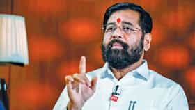 या 2 पैकी एका बड्या नेत्याला एकनाथ शिंदेंकडून थेट गिफ्ट, काही वेळातच...