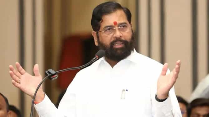 सर्वात मोठी बातमी! हालचालींना वेग... ठाकरेंच्या खासदारांपाठोपाठ एकनाथ शिंदेही दिल्लीला रवाना, रात्रीत मोठं काहीतरी घडणार?