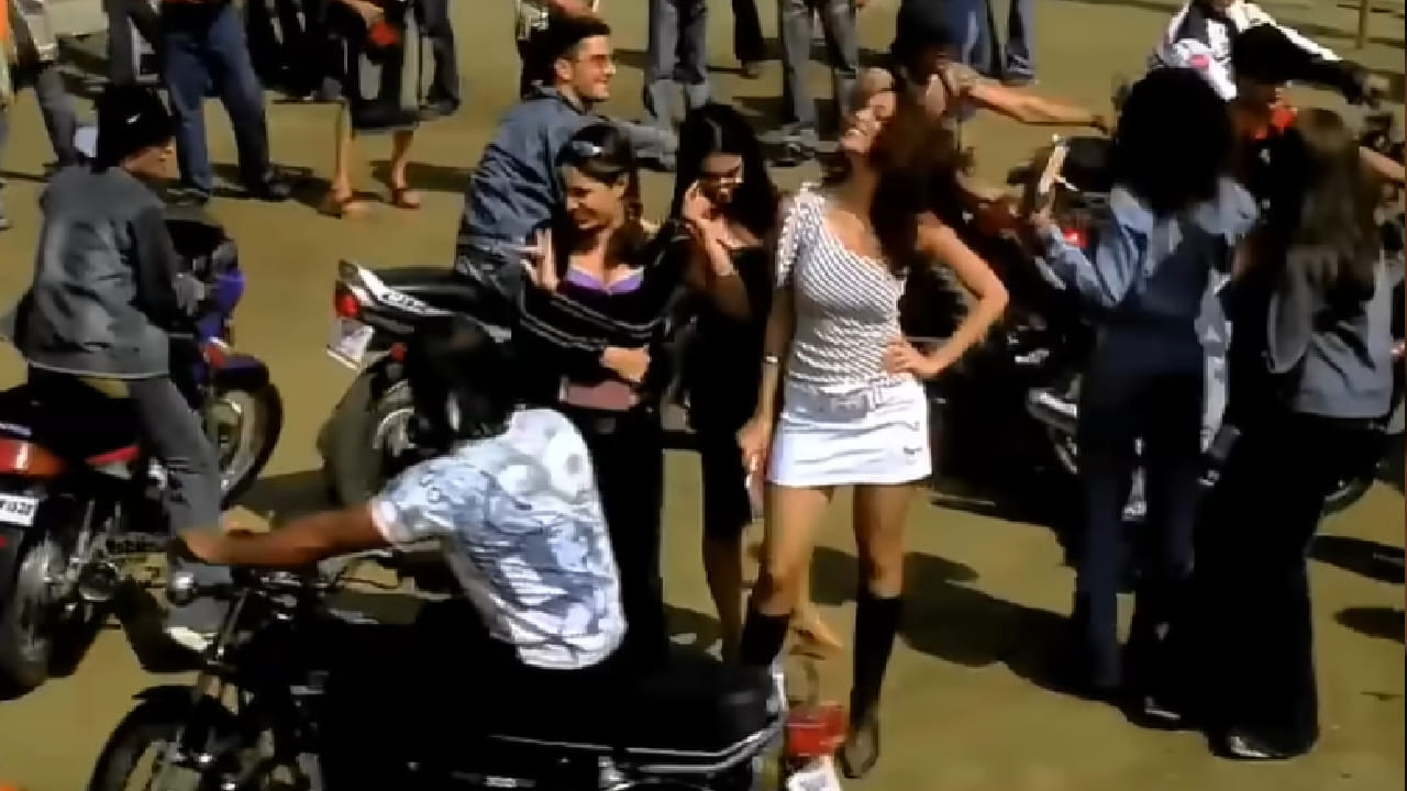 बॉलिवूड अभिनेता इमरान हाशमीच्या कारकिर्दीत त्याच्या चित्रपटांइतकीच त्याच्या गाण्यांनीही लोकप्रियता मिळवली आहे. रोमँटिक आणि भावनिक गाण्यांमुळे इमरान हाशमीची वेगळी ओळख निर्माण झाली. त्यापैकी 'मर्डर' चित्रपटातील 'कहो ना कहो' हे गाणे आजही चाहत्यांच्या आवडत्या प्लेलिस्टमध्ये कायम आहे. 