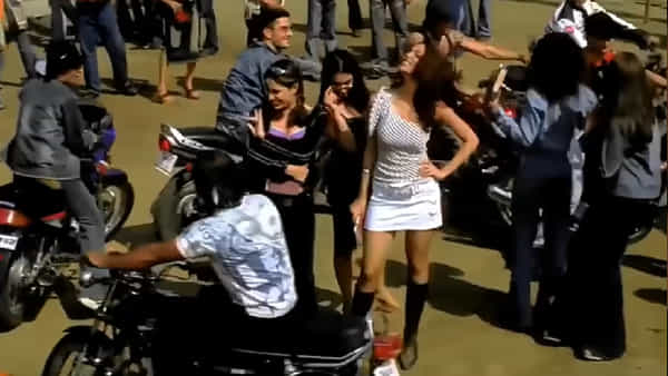 बॉलिवूड अभिनेता इमरान हाशमीच्या कारकिर्दीत त्याच्या चित्रपटांइतकीच त्याच्या गाण्यांनीही लोकप्रियता मिळवली आहे. रोमँटिक आणि भावनिक गाण्यांमुळे इमरान हाशमीची वेगळी ओळख निर्माण झाली. त्यापैकी 'मर्डर' चित्रपटातील 'कहो ना कहो' हे गाणे आजही चाहत्यांच्या आवडत्या प्लेलिस्टमध्ये कायम आहे.