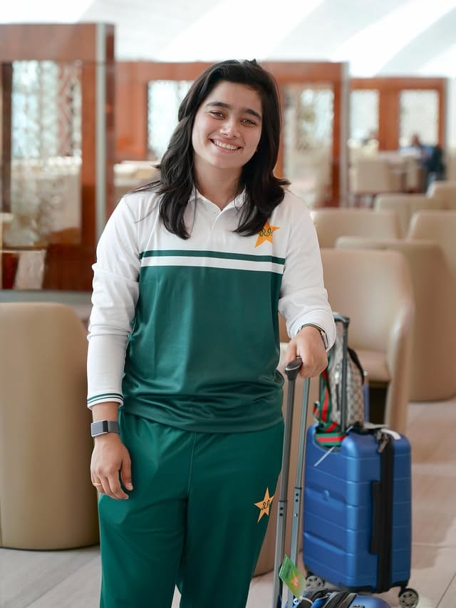 सोशल मीडियावर तिचे लाखोंनी चाहते आहेत. विशेष म्हणजे तिने एखादा फोटो अपलोड केला की लोक त्या फोटोंवर कमेंट्सचा पाऊसच पाडतात. तिच्या सौंदर्याचीही अनेकजण प्रशंसा करताना पाहायला मिळते.