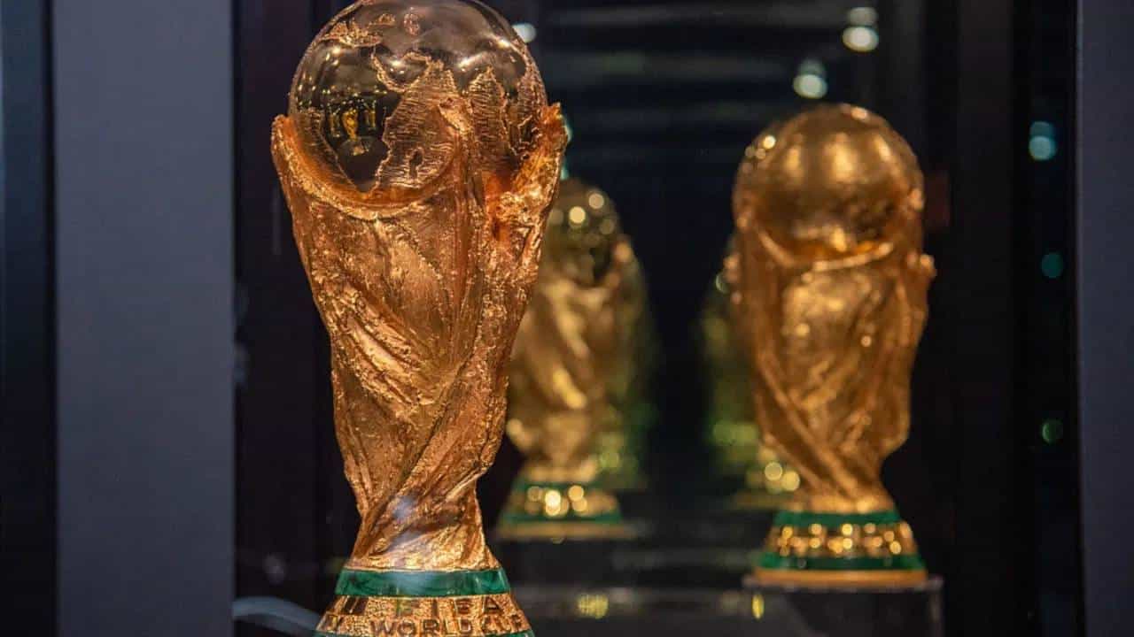 फुटबॉल वर्ल्डकप 2026 स्पर्धेला 12 जूनपासून सुरूवात होणार आहे. या स्पर्धेचा अंतिम सामना 20 जुलैला खेळला जाणार आहे. ही स्पर्धा अमेरिका, मॅक्सिको आणि कॅनडातील एकूण 16 शहरात खेळली जाणार आहे. जेतेपदाची ट्रॉफी मिळवण्यासाठी 48 संघ भिडणार आहेत. (फोटो-GETTY IMAGES)