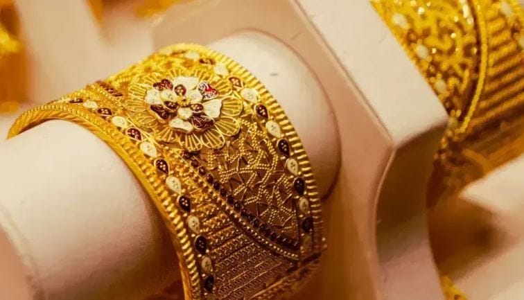 मिळालेल्या माहितीनुसार जळगावच्या सराफ बाजारात सोने आणि चांदीच्या दरात मोठी घसरण झाली आहे. या घसरणीमुळे सोनं खरेदी करताना आता सामान्यांना कमी पैसे मोजावे लागणार आहेत. त्यामुळे एका प्रकारे समाधान व्यक्त केले जात आहे.