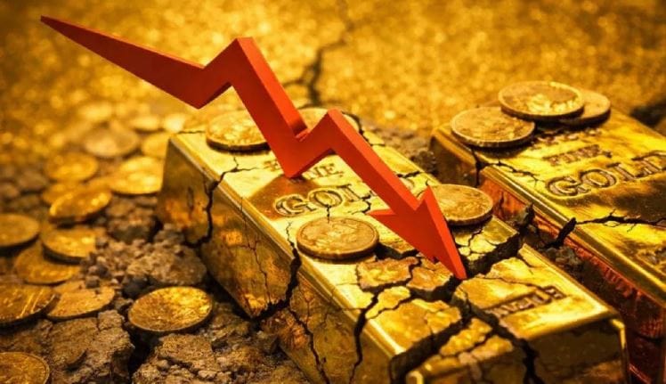 सोन्याच्या दरात प्रति 10 ग्रॅममागे तब्बल 1 हजार 400 रुपयांची तर चांदीच्या दरात किलोमागे 3 हजार रुपयांची घसरण नोंदवण्यात आली आहे. सोनं एवढ्या मोठ्या प्रमाणात घसरल्याने आता दागिने खरेदी करण्याचा हाच योग्य काळ असल्याची भावना व्यक्त केली जात आहे.