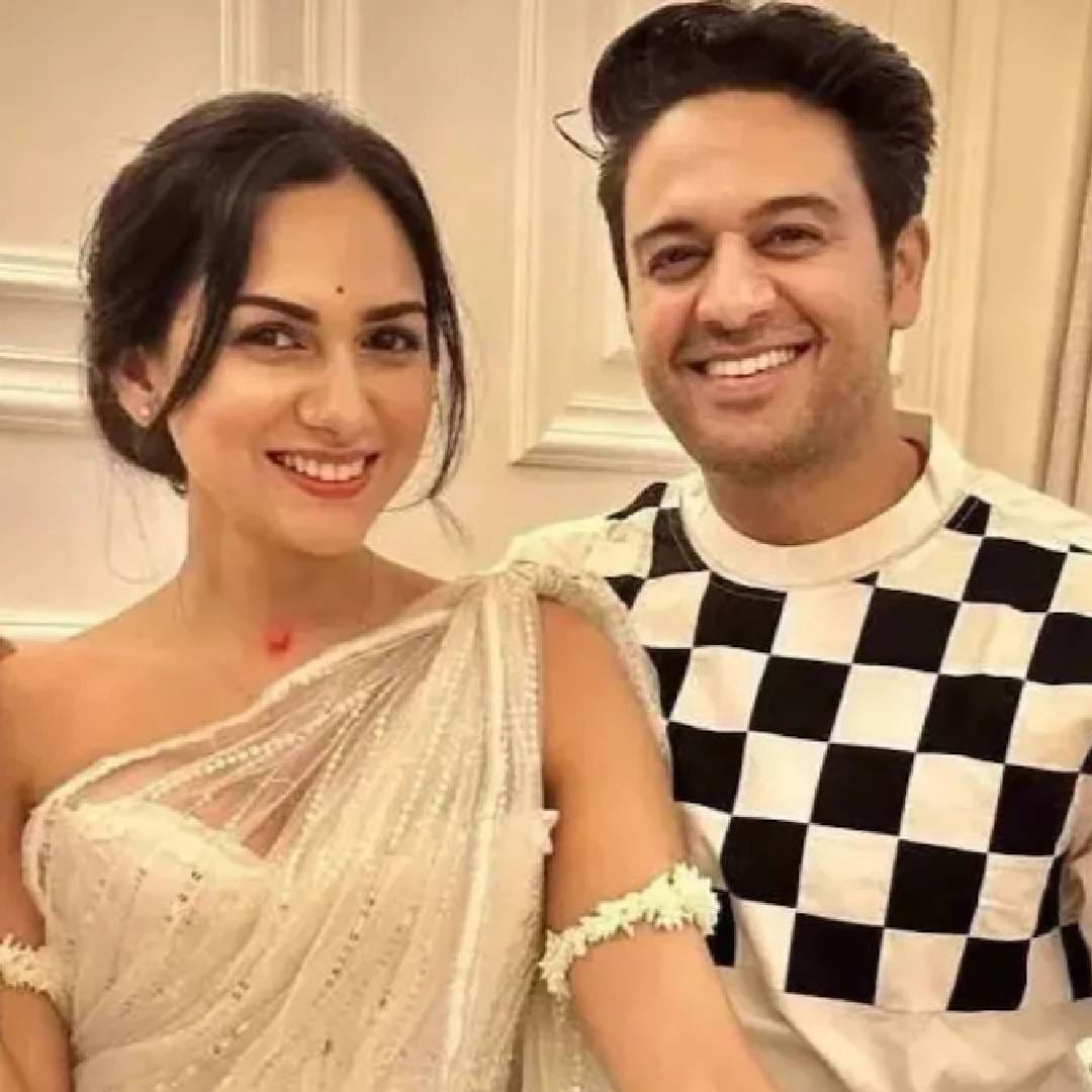 नंतर जेव्हा आकांक्षा बिग बॉसच्या फॅमिली वीकदरम्यान घरात गेली, तेव्हा तिने मालती चाहर आणि प्रणीत मोरेसमोर फॅमिली प्लॅनिंगबद्दल तिचा दृष्टीकोन सांगितला. "मी कोणतीच प्लॅनिंग करत नाहीये, असं नाही. पण आतापर्यंत मला तशी इच्छा झाली नाही. भविष्यातही मला ही गोष्ट खूप कठीण वाटते. माहीत नाही का, पण माझ्यात ती भावनाच नाही. मला बाळ जन्माला घालण्याची गरजच भासत नाही. जेव्हा तुम्ही एखाद्या गोष्टीसाठी खूप बहाणे, कारणं शोधता, तेव्हा त्याचा थेट अर्थ असाच होतो की तुम्ही त्यासाठी मानसिकदृष्ट्या तयार नाही", असं आकांक्षा म्हणाली होती. 
