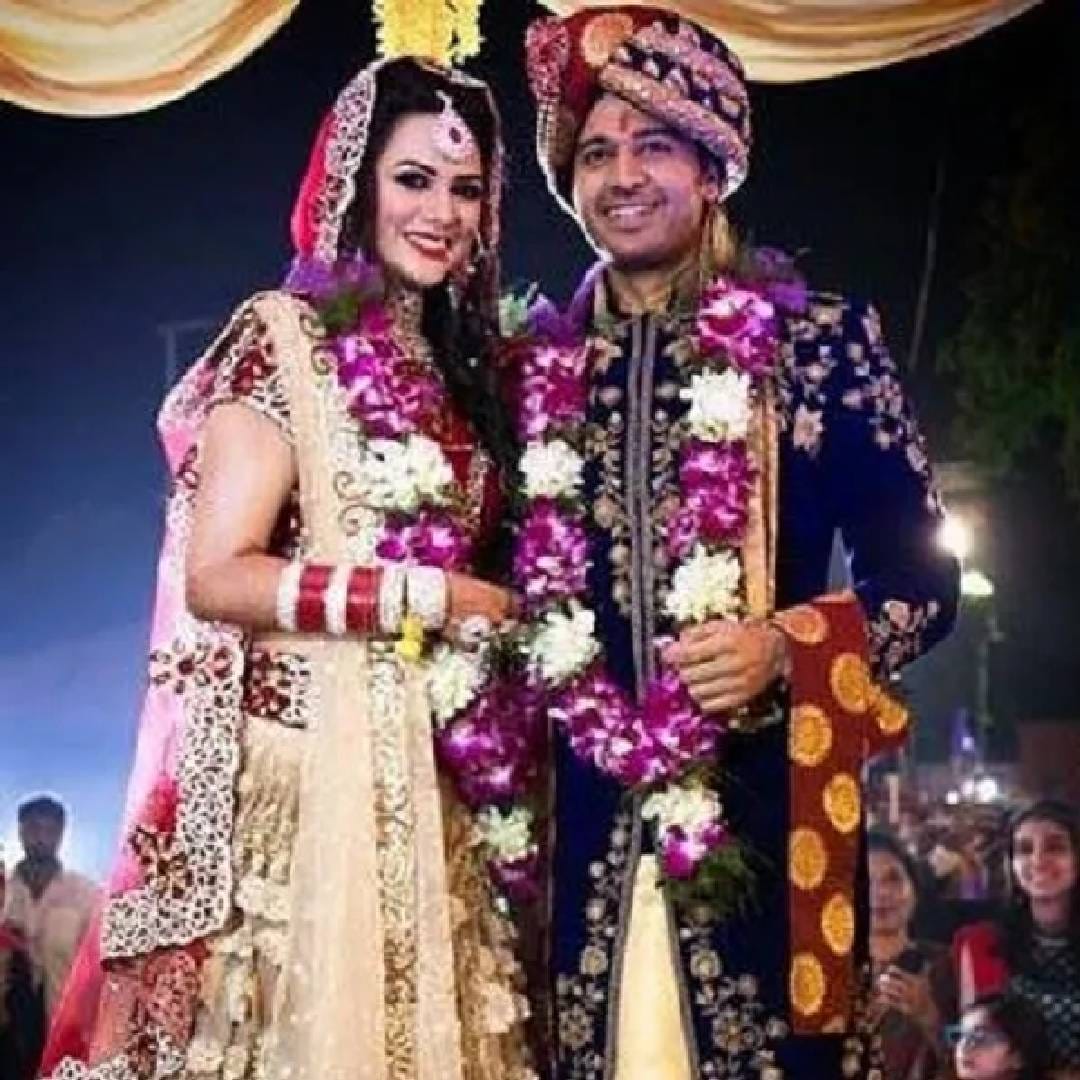 या व्हिडीओमध्ये गौरव म्हणतो, "माझ्या लग्नाला नऊ वर्षे पूर्ण झाली आहेत, पण आमचं बाळ नाहीये. कारण मी माझ्या पत्नीच्या इच्छेचा आदर करतो. एकेकाळी मला मुलं हवी होती, पण आकांक्षा त्यासाठी तयार नव्हती. नंतर मी तिचा निर्णय समजून घेण्याचा प्रयत्न केला. आता प्रेम केलंय तर निभवावं लागेलच. बाळ ही एक खूप मोठी जबाबदारी असते. मी स्वत: दिवसभर शूटिंगमध्ये व्यस्त असतो, अशातच जर आकांक्षानेही काम सुरू केलं तर मुलाची देखभाल, संगोपन कोण करणार? बाहेरच्या व्यक्तीवर ही जबाबदारी सोपवणं मला योग्य वाटत नाही."
