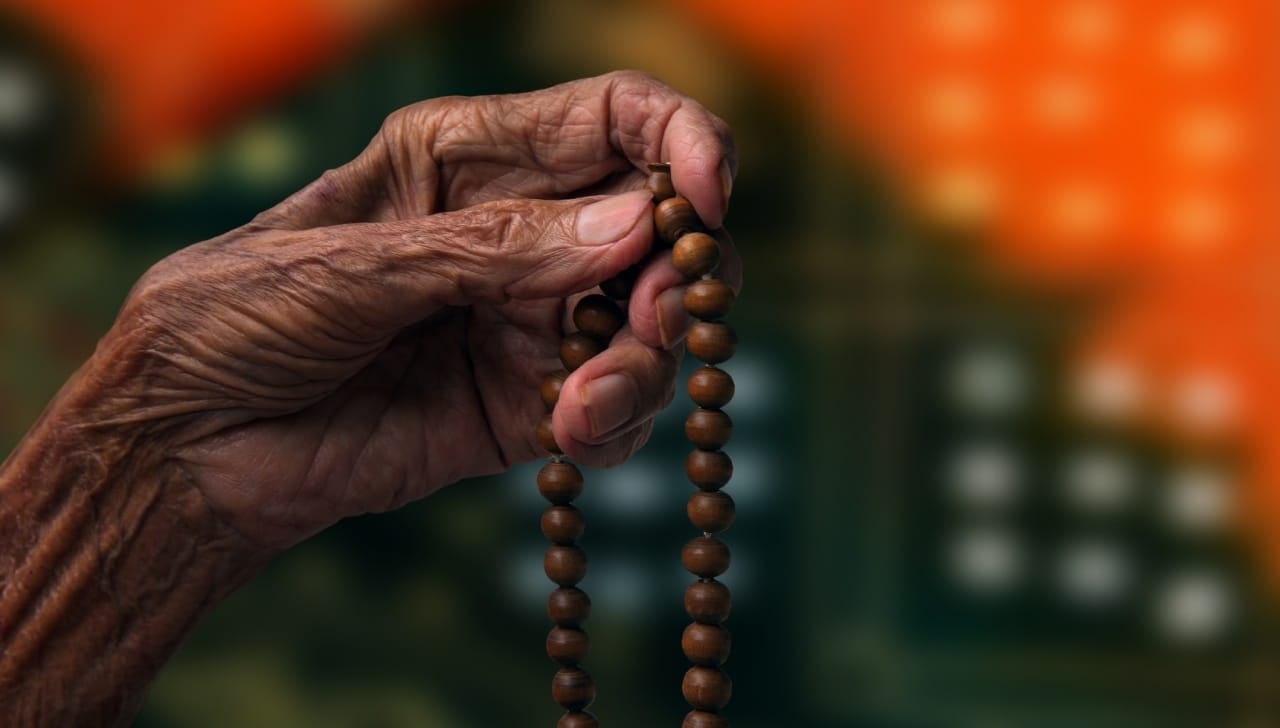 जर तुम्ही दररोज गायत्री मंत्र म्हणत असाल तर कठीण आणि आव्हानात्मक परिस्थितीतही मन विचलित होत नाही. मानसिक स्थैर्य लाभल्यामुळे अचूक निर्णय घेणे सोपे जाते. हा मंत्र व्यक्तीला अंतर्मुख होऊन आत्मपरीक्षण करण्यास प्रवृत्त करतो, ज्यामुळे आत्मिक बळ वाढते आणि आध्यात्मिक प्रगतीचा मार्ग मोकळा होतो.