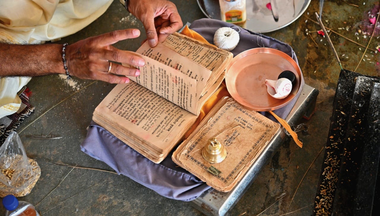 सोप्या भाषेत सांगायचे तर, हा मंत्र मानवाला योग्य विचार करण्याची, अचूक निर्णय घेण्याची आणि कठीण प्रसंगातही संयम राखण्याची मानसिक शक्ती प्रदान करतो. गायत्री मंत्राच्या उच्चारणातून निर्माण होणाऱ्या ध्वनीलहरींमुळे मेंदू शांत होतो. यामुळे दैनंदिन जीवनातील चिंता आणि नैराश्य कमी होऊन आंतरिक शांतता लाभते.