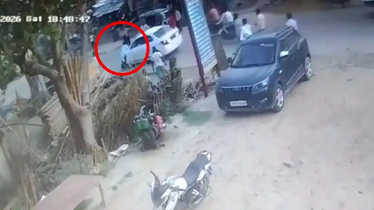 GF सोबत कारमध्ये बसला, बायकोने पाहिलं अन् पतीने थेट बोनेटवरच...पत्नीला 200 मीटर फरफटत नेलं!