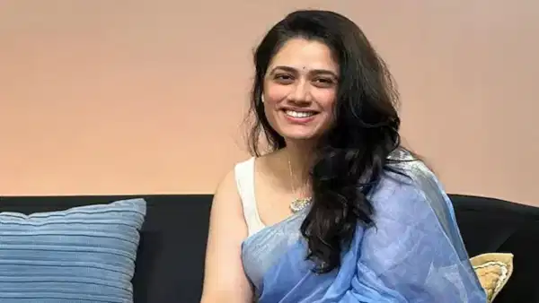 गेल्या काही दिवसांपासून मराठमोळी अभिनेत्री गिरिजा ओक चांगलीच चर्चेत आहे. गिरिजा ओकने एका मुलाखतीमध्ये आकाशी रंगाची साडी नेसली होती. तिच्या या लूकने लाखो चाहत्यांची मने जिंकली आणि एका रात्रीत ती 'नॅशनल क्रश' बनली.