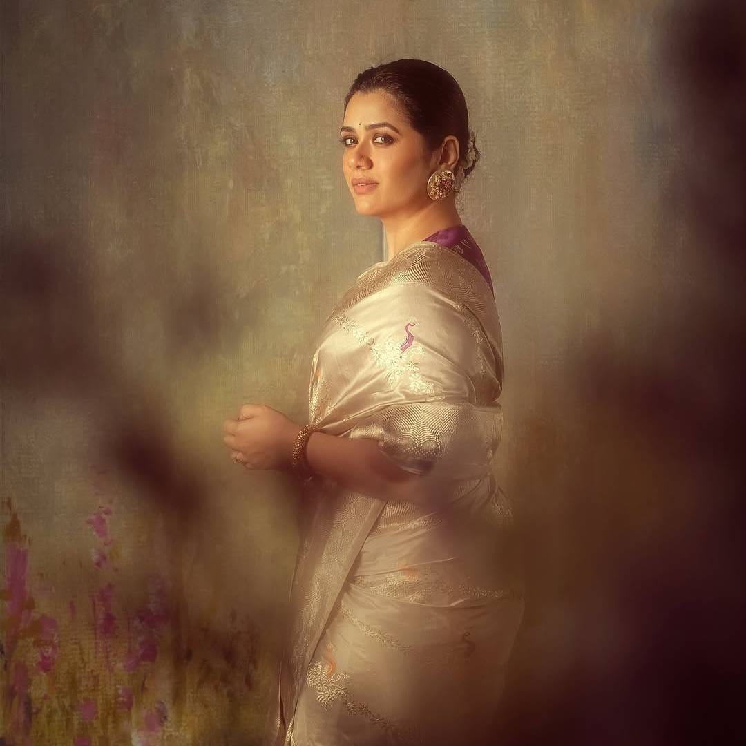 'भारत भाग्य विधाता'मध्ये गिरीजाने महत्त्वपूर्ण भूमिका साकारली आहे. या चित्रपटाच्या प्रमोशननिमित्त दिलेल्या एका मुलाखतीत कंगना यांच्यासमोर गिरीजाच्या निळ्या साडीचा आणि 'नॅशनल क्रश'चा उल्लेख झाला होता. ते ऐकून कंगना यांनी गिरीजाला "कृपया तुझ्या सौंदर्याचा वापर करून या चित्रपटाला प्रमोट कर," असं हसत म्हटलं होतं.