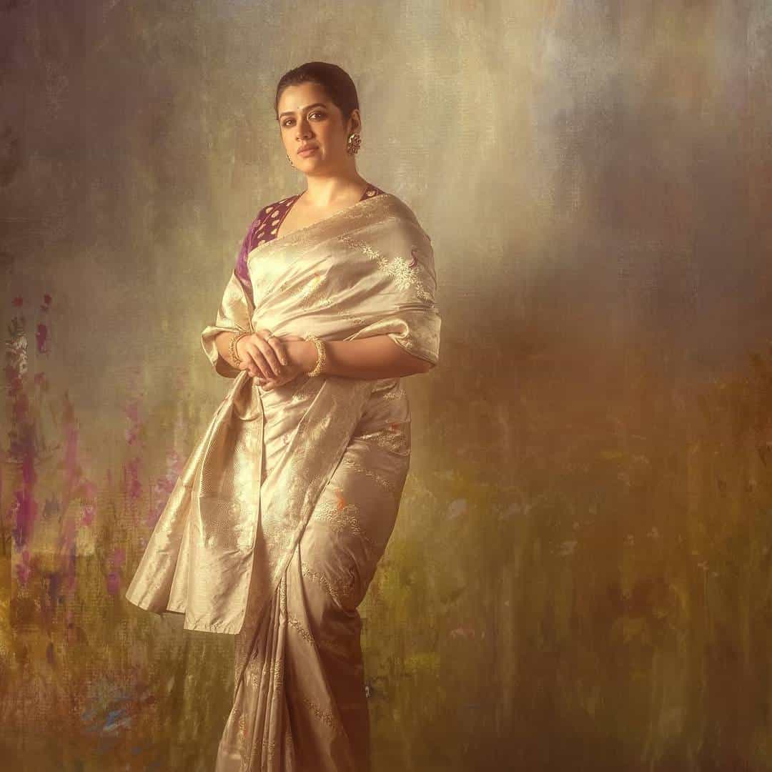 निळ्या साडीतील फोटो आणि व्हिडीओ व्हायरल झाल्यानंतर मराठमोळी अभिनेत्री गिरीजा ओक देशभरात 'नॅशनल क्रश' म्हणून ओळखली जाऊ लागली. गिरीजा नुकतीच अभिनेत्री कंगना राणौत यांच्या 'भारत भाग्य विधाता' या चित्रपटातून प्रेक्षकांच्या भेटीला आली आहे. अशातच इन्स्टाग्रामवरील तिच्या नव्या फोटोंनी नेटकऱ्यांचं लक्ष वेधलं आहे.