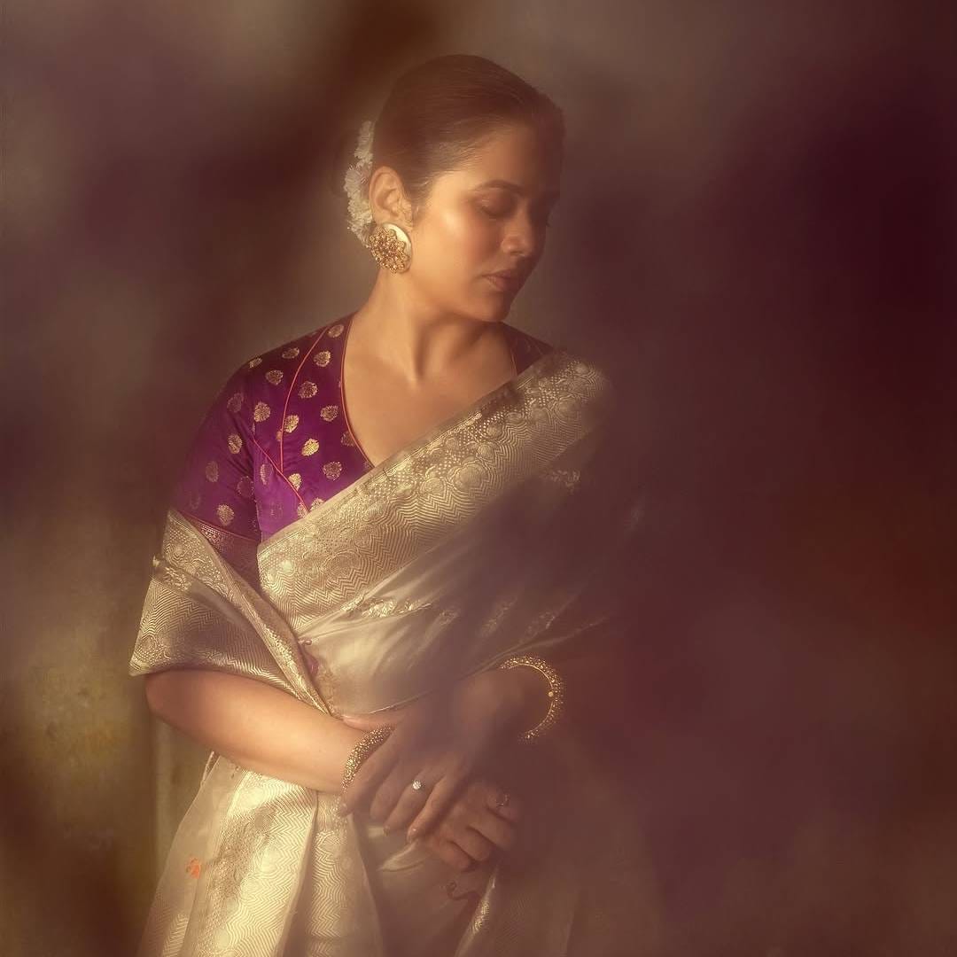 'साँवरिया देख ज़रा इस ओर..' असं कॅप्शन गिरीजाने या फोटोंना दिलं आहे. तिच्या या फोटोंवर चाहत्यांनी लाइक्स आणि कमेंट्सचा वर्षाव केला आहे. गिरीजाच्या सहज साध्या अंदाजावर नेटकरी फिदा झाले आहेत. मराठी, हिंदी आणि कन्नड चित्रपटांमध्ये गिरीजाने आजवर काम केलंय. 'कांतारा : चाप्टर वन' फेम अभिनेता गुलशन देवैय्यासोबत ती 'थेरपी शेरपी' या वेब सीरिजमध्येही झळकली आहे.