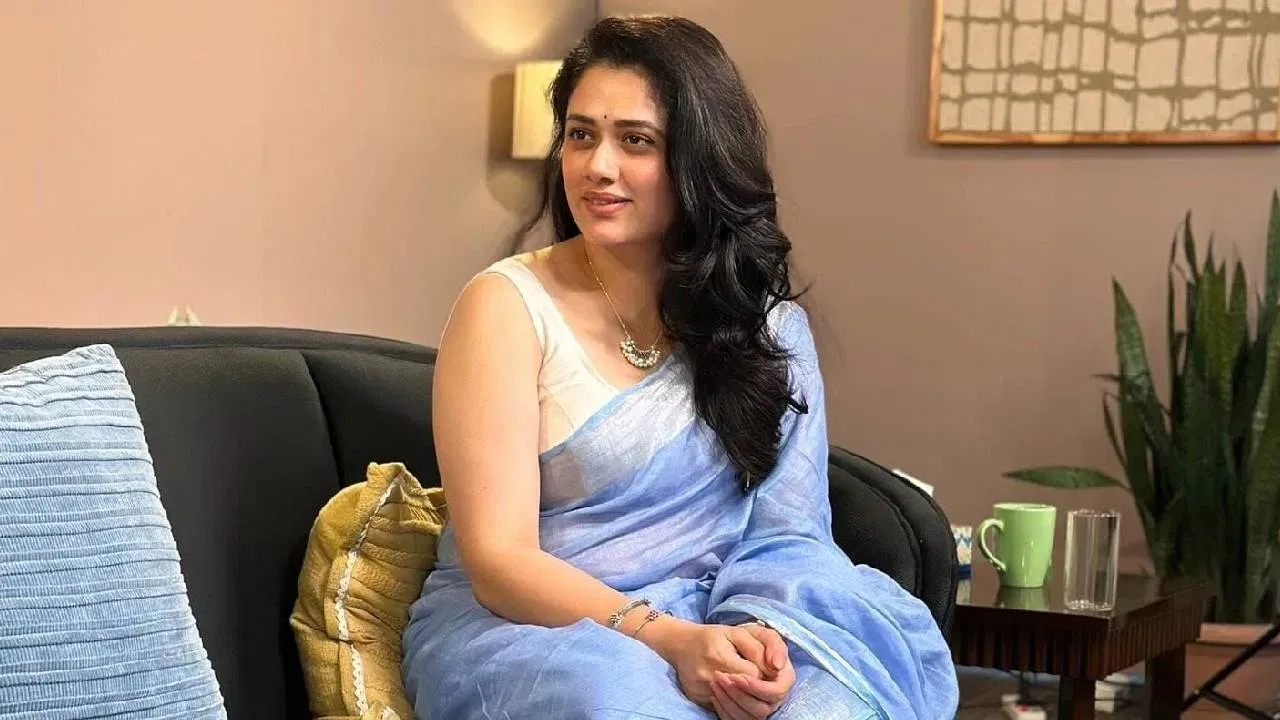 पुढे गिरिजा म्हणाली, “मी दोन-तीन वेळा असंही सुचवले की, ‘तुम्ही एक काम करा ती निळी साडी घेऊन जा, तिला ठेवा आणि त्यावर तुमचे प्रॉडक्ट ठेवा. कारण स्पष्टपणे साडी प्रसिद्ध आहे, मी नाही. मी हवी असेल तर दुसरी साडी आणू शकते.’”
