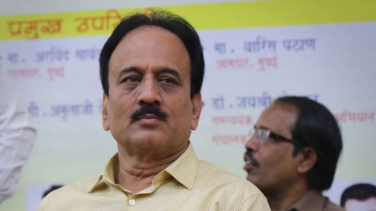 मॉर्फ फोटोतील ती तरुणी गिरीश महाजन यांच्या मित्राची मुलगी, अखेर तक्रार पोलिसांकडून.. मॉर्फ फोटोतील ती तरुणी गिरीश महाजन यांच्या मित्राची मुलगी, अखेर तक्रार पोलिसांकडून..