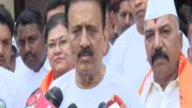 Girish Mahajan : नाशिकमध्ये महायुतीत बंडखोरी, नॉट रिचेबल असलेल्या प्रसाद हिरे, गोकुळ गीतेंबद्दल गिरीश महाजन म्हणाले की..