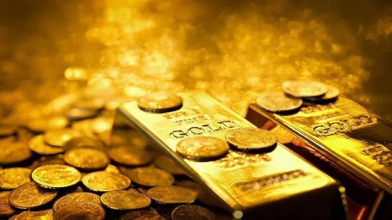 अचानक पैशांची गरज भासल्यास सोने विकण्याची अजिबात गरज नाही. अशा वेळी 'गोल्ड लोन' (सुवर्णकर्ज) हा एक उत्तम पर्याय ठरतो. बँक किंवा वित्तीय संस्थेकडे सोने तारण ठेवून तुम्ही सहज कर्ज मिळवू शकता आणि कर्ज फेडल्यानंतर तुमचे सोने तुम्हाला परत मिळते. वैयक्तिक कर्जाच्या (Personal Loan) तुलनेत या कर्जाचा व्याजदर कमी असतो आणि प्रक्रियाही जलद होते. मात्र, कर्ज ही एक आर्थिक जबाबदारी असल्याने खऱ्या गरजेच्या वेळीच याचा वापर करण्याचा सल्ला तज्ज्ञ देतात.
