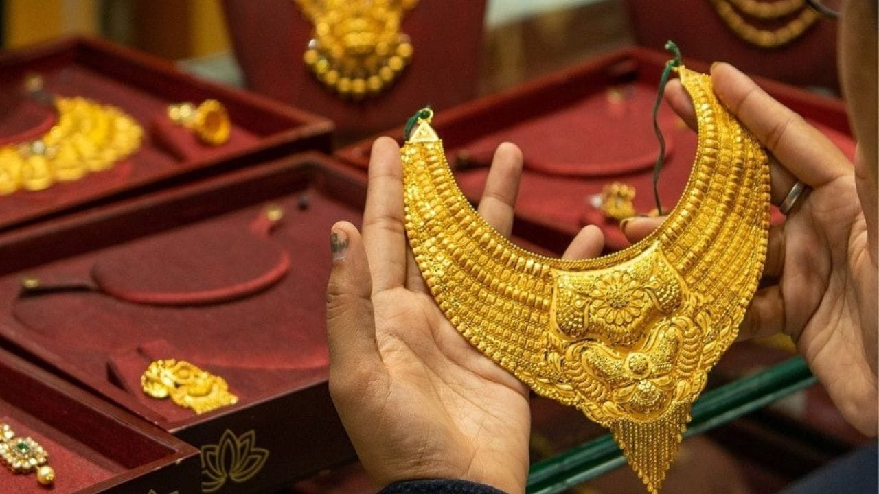 इराण आणि अमेरिका युद्धबंदी करार पूर्ण झाल्यानंतर सोने 2 लाखाच्या वर जाण्याचा अंदाज आहे. सोने अधिक महाग होण्याची शक्यता वर्तवली जात आहे.
