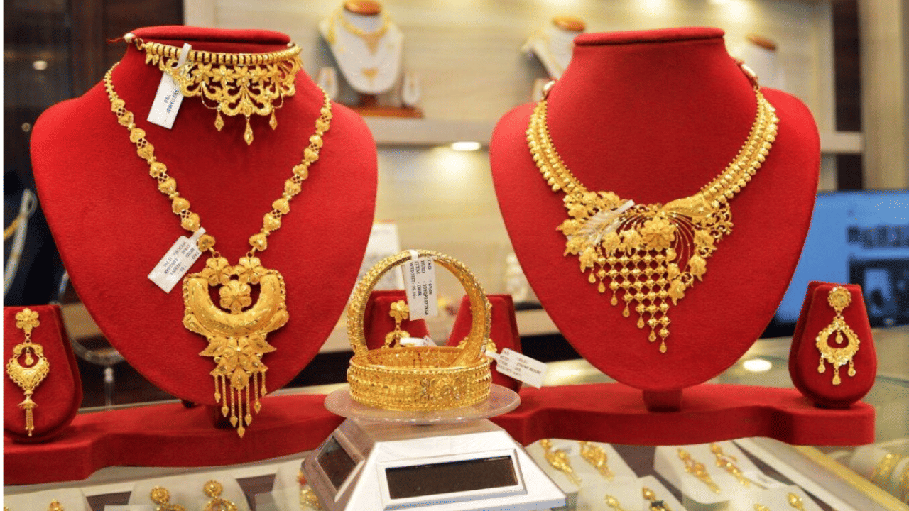 Gold Rates Today : सोने दणक्यात स्वस्त, मोठी घसरण, ताई, बाई, अक्का आजच खरेदी करा सोने, तब्बल.. Gold Rates Today : सोने दणक्यात स्वस्त, मोठी घसरण, ताई, बाई, अक्का आजच खरेदी करा सोने, तब्बल..
