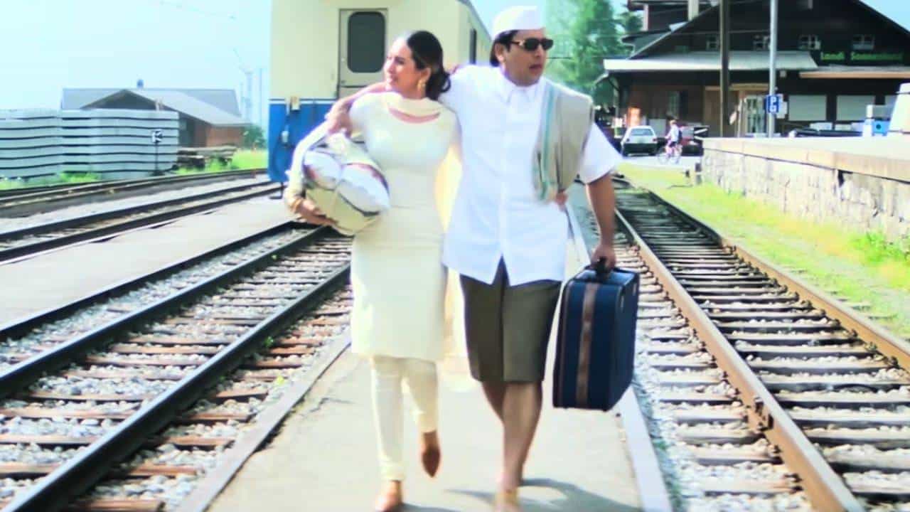 90च्या दशकात बॉलिवूडमध्ये काही मोजक्याच जोड्या होत्या ज्या बॉक्स ऑफिसवर अक्षरश: धुमाकूळ घालत होत्या. यामध्ये अभिनेता गोविंदा आणि अभिनेत्री करिश्मा कपूर यांच्या जोडीचा देखील समावेश आहे. दोघांनी एकत्र अनेक चित्रपटांमध्ये काम केले. त्यांनी अनेक हिट सिनेमे दिले त्यासोबतच त्यांची गाणीही प्रेक्षकांना खूप आवडली. आजही लोकांच्या फेव्हरेट प्लेलिस्टचा ते भाग आहेत. दोघांच्या एका अशाच मजेदार रोमँटिक गाण्याबद्दल आम्ही सांगणार आहोत. या गाण्यात एक मोठी चूक झाली होती. पण २९ वर्षांपासून लोक या चुकीकडे दुर्लक्ष करत आहेत. या गाण्याचे बोल प्रसिद्ध गीतकार समीर अनजान यांनी लिहिले होते. नुकत्याच एका मुलाखतीत त्यांनी या गाण्याशी संबंधित एक अतिशय मनोरंजक किस्सा सांगितला.
