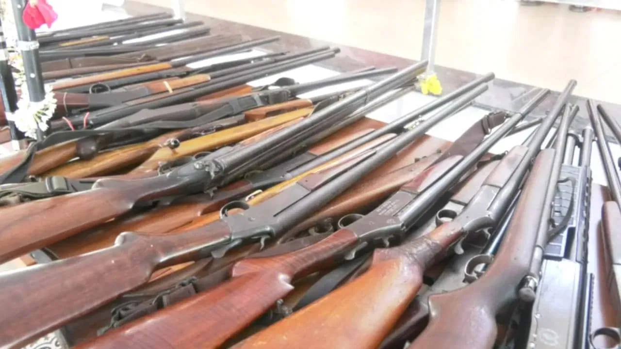कोडवा समाजाला त्यांच्या ऐतिहासिक आणि सांस्कृतिक परंपरेमुळे Arms Act 1959 अंतर्गत विशेष सवलत मिळाली आहे. ब्रिटिशकालापासून सुरू असलेली ही परंपरा आजही कायम असून, या समुदायातील लोकांना काही अटींनुसार परवान्याविना शस्त्रे बाळगण्याचा विशेष अधिकार आहे. त्यामुळे शस्त्रे ही त्यांच्या सांस्कृतिक ओळखीचा महत्त्वाचा भाग मानली जातात.