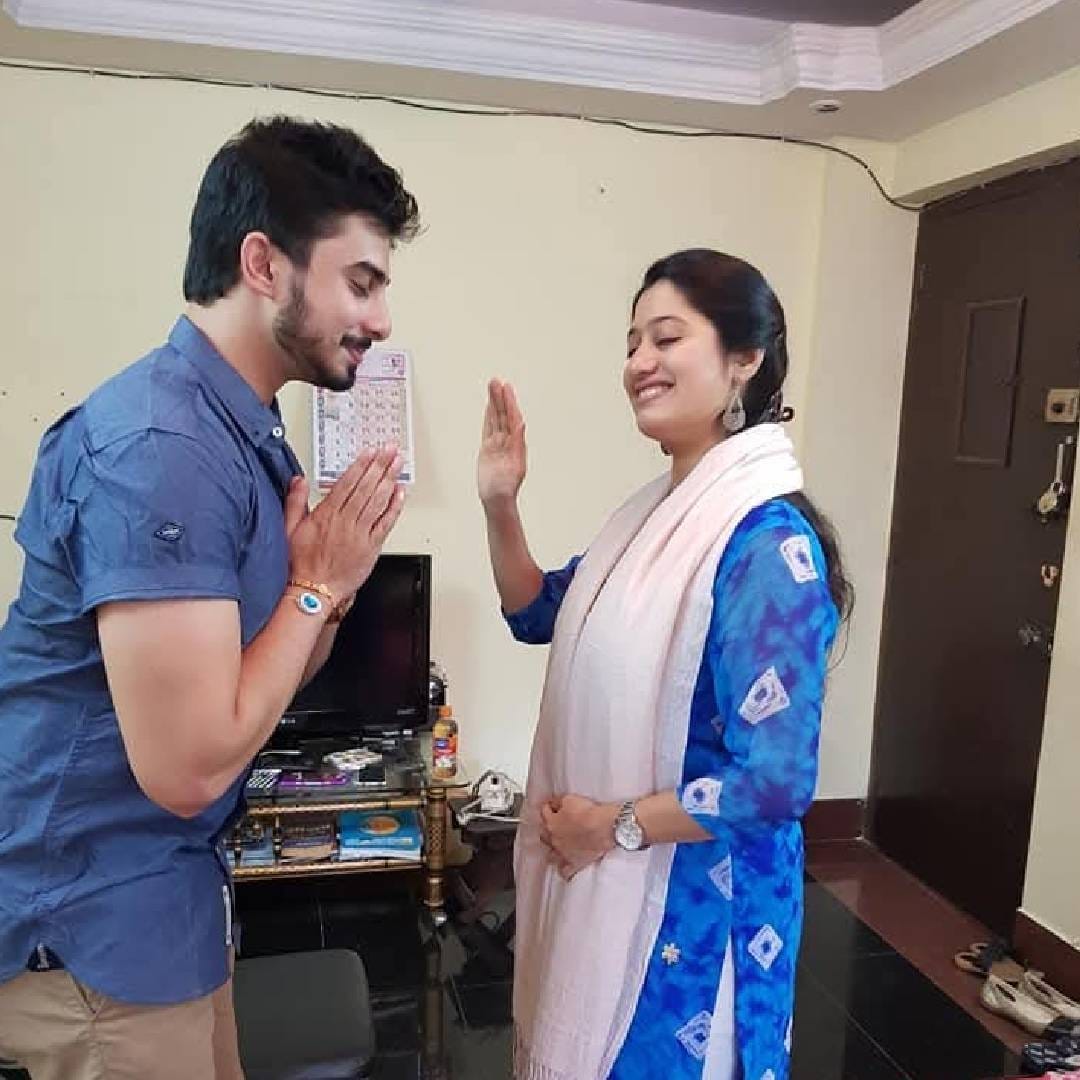 'सावळ्याची जणू सावली' या मालिकेत भूमिका साकारलेला अभिनेता गुरू दिवेकरवर दु:खाचा डोंगर कोसळला आहे. गुरूच्या आयुष्यातील अत्यंत जवळच्या व्यक्तीचं निधन झालं आहे. सोशल मीडियावर भावूक पोस्ट लिहित त्याने चाहत्यांना याविषयीची माहिती दिली आहे.