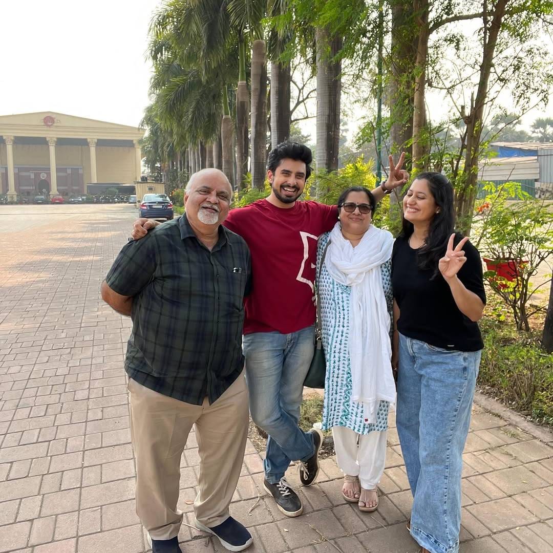 'मी मन धीट करून हॉस्पिटलकडे धाव घेतली. तिथे मला तिला बघायचं धाडसच होत नव्हतं. सगळ्या आठवणी माझ्या डोळ्यांसमोर दाटून येत होत्या. हे सगळं एकाच वेळी सहन करणं खूप कठीण जात होतं. माझी बहीण दिसायला जरी नाजूक असली तरी तिचं मन कणखर होतं. तिने शक्य तितका लढा दिला होता,' असं त्याने पुढे लिहिलं.
