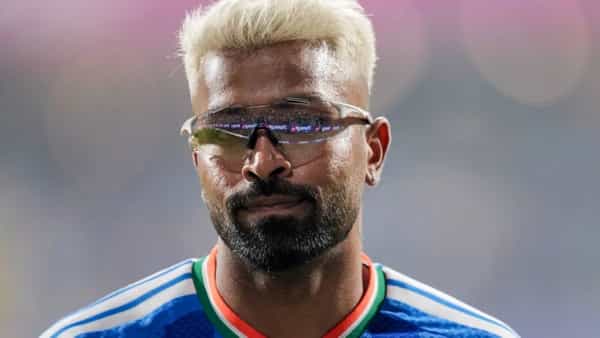 हार्दिक पांड्याने 2024पासून मुंबई इंडियन्सचं नेतृत्व केलं. पण तिन्ही पर्वात जेतेपद काही मिळवू शकला नाही. दोन पर्वात तर मुंबई इंडियन्सची कामगिरी सुमार राहिली आहे. अशा स्थितीत हार्दिक पांड्याचं मुंबईतून बाहेर पडणं जवळपास निश्चित आहे. रिपोर्टनुसार हार्दिक पांड्याला ट्रेड करण्यासाठी मुंबई इंडियन्सला दोन ऑफर मिळाल्या आठहेत. यात पहिलं नाव राजस्थान रॉयल्स आणि दुसरं केकेआर संघाचं आहे. (Photo: PTI)