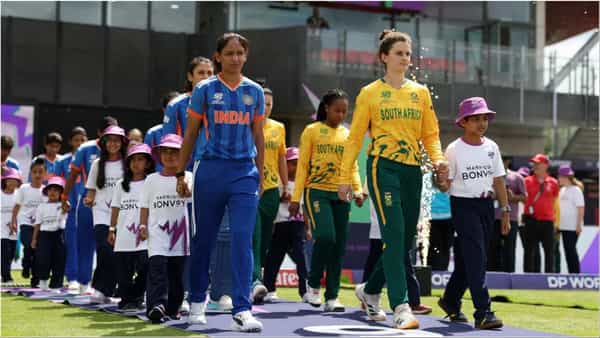 आयसीसी वुमन्स टी 20i वर्ल्ड कप 2026 स्पर्धेत टीम इंडियाला रविवारी 21 जून रोजी पहिल्या पराभवाचा सामना करावा लागला. दक्षिण आफ्रिकेने भारतावर 6 विकेट्सने विजय मिळवला. भारताला हा सामना जिंकून सेमी फायनलमधील आपलं स्थान आणखी मजबूत करण्याची संधी होती. मात्र आता भारतासाठी जर तरचं समीकरण तयार झालं आहे. तर भारतासाठी दक्षिण आफ्रिकेविरुद्धचा पराभव शुभसंकेत मानला जात आहे. (Photo Credit : Tv9 Bharatvarsh)