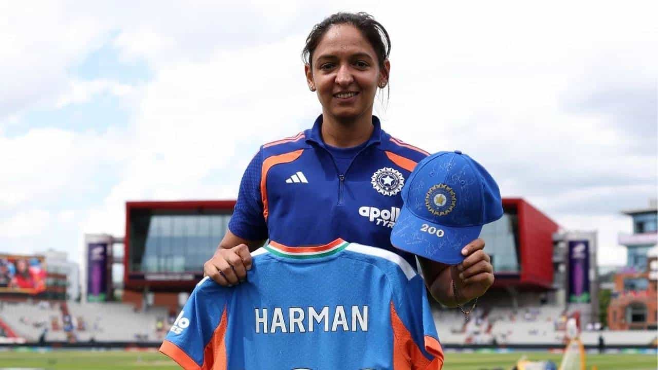 भारतीय महिला क्रिकेट संघाची कर्णधार हरमनप्रीत कौर हीने वर्ल्ड क्रिकेटमध्ये एका विक्रमाची नोंद केली आहे. आतापर्यंत जगातील पुरूष किंवा महिला खेळाडू करू शकलेला नाही. वुमन्स टी20 वर्ल्डकप स्पर्धेत दक्षिण अफ्रिकेविरुद्धचा सामना हरमनप्रीत कौरसाठी खास आहे. हा हरमनप्रीत कौरचा 200 टी20 आंतरराष्ट्रीय सामना असून जगातील पहिली क्रिकेटपटू ठरली आहे. (PHOTO CREDIT- PTI)
