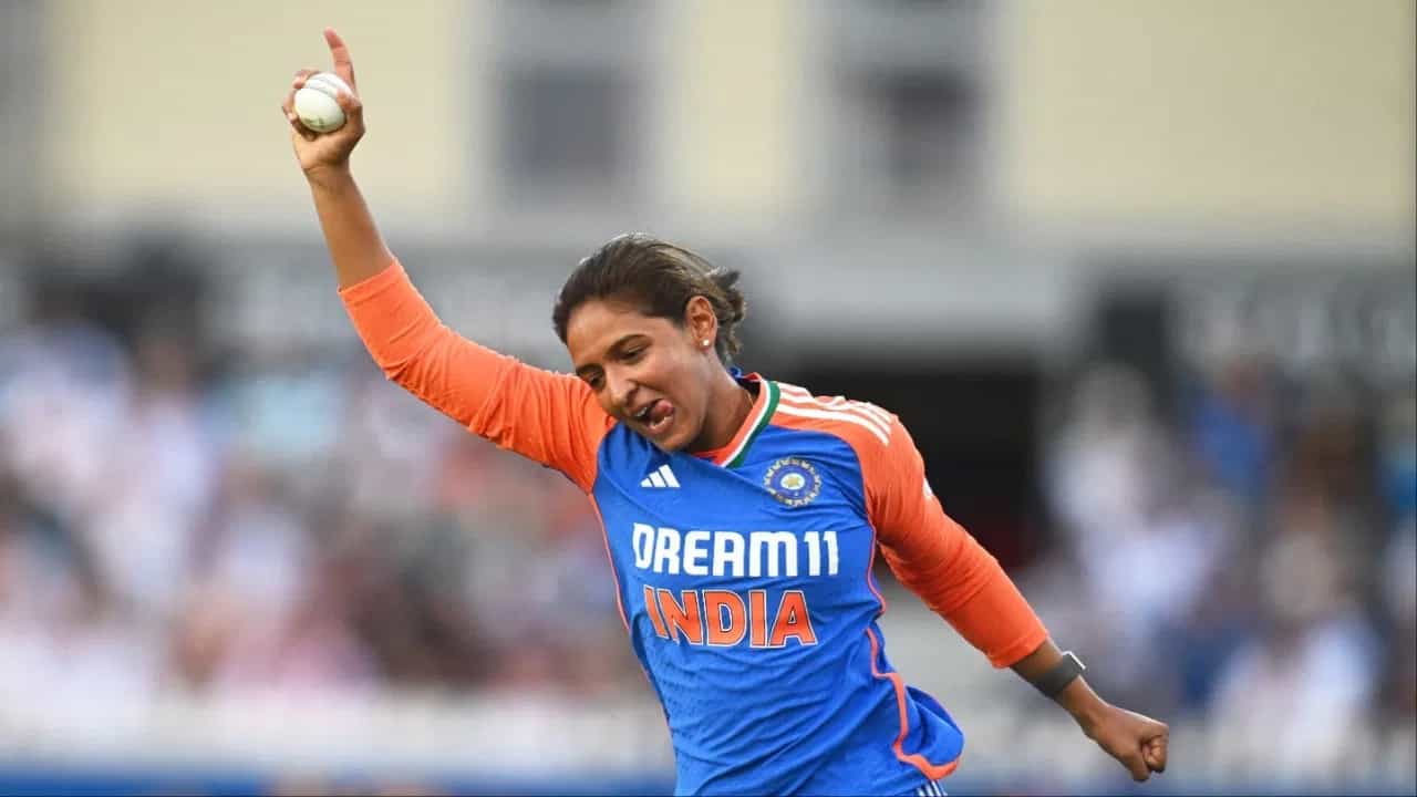 वुमन्स टीम इंडिया आयसीसी टी 20I वर्ल्ड कप 2026 स्पर्धेतील आपला तिसरा सामना रविवारी 21 जून रोजी दक्षिण आफ्रिकेविरुद्ध खेळणार आहे. भारतीय कर्णधार हरमनप्रीत कौर हीच्यासाठी दक्षिण आफ्रिकेविरुद्धचा सामना ऐतिहासिक ठरणार आहे. (Photo: Getty/ PTI)