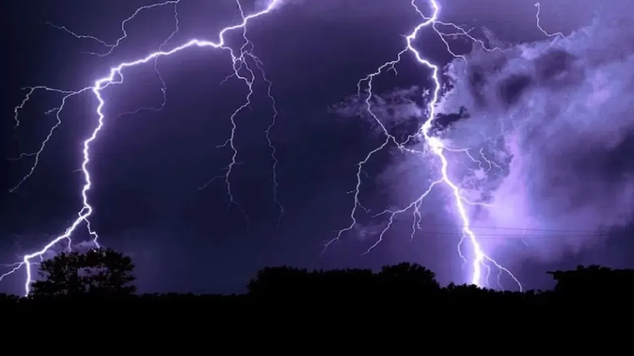 Weather Update : 90 किमी वेगाच्या सोसाट्याच्या वाऱ्याचा थरार… विजांच्या कडकडाटासह कोसळधार, IMD कडून या राज्यांना पावसाचा अलर्ट