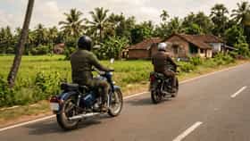 हेल्मेट घातल्याने खरंच टक्कल पडते का? तज्ज्ञांकडून केस गळतीचे कारण.