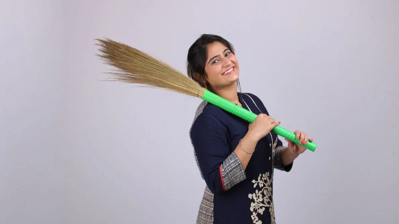 वास्तुशास्त्रामध्ये झाडूला देवी लक्ष्मीचे प्रतीक मानले गेले आहे. त्यामुळे झाडू कधीही घरात येणाऱ्या-जाणाऱ्या लोकांच्या नजरेत पडेल अशा ठिकाणी ठेवू नये. झाडू नेहमी नैऋत्य किंवा पश्चिम दिशेला, दाराच्या मागे किंवा नजरेआड राहील अशा ठिकाणी ठेवावा. झाडू कधीही उभा करून ठेवू नये आणि त्याला चुकूनही पाय लावू नये.