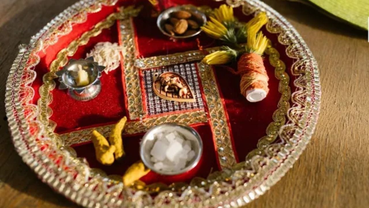 अनेकदा घरात पूजा किंवा धार्मिक विधी झाल्यानंतर जपमाळ, यंत्र, धार्मिक पुस्तके किंवा नारळ पूजेच्या ठिकाणी किंवा हॉलमध्ये उघड्यावर पडून राहतात. वास्तुशास्त्रानुसार या गोष्टी सार्वजनिक ठिकाणी प्रदर्शित करणे अशुभ मानले जाते. धार्मिक वस्तूंची पवित्रता आणि त्यामधील आध्यात्मिक ऊर्जा टिकवून ठेवण्यासाठी या वस्तू नेहमी एकांत किंवा सुरक्षित ठिकाणी व्यवस्थित ठेवाव्यात.