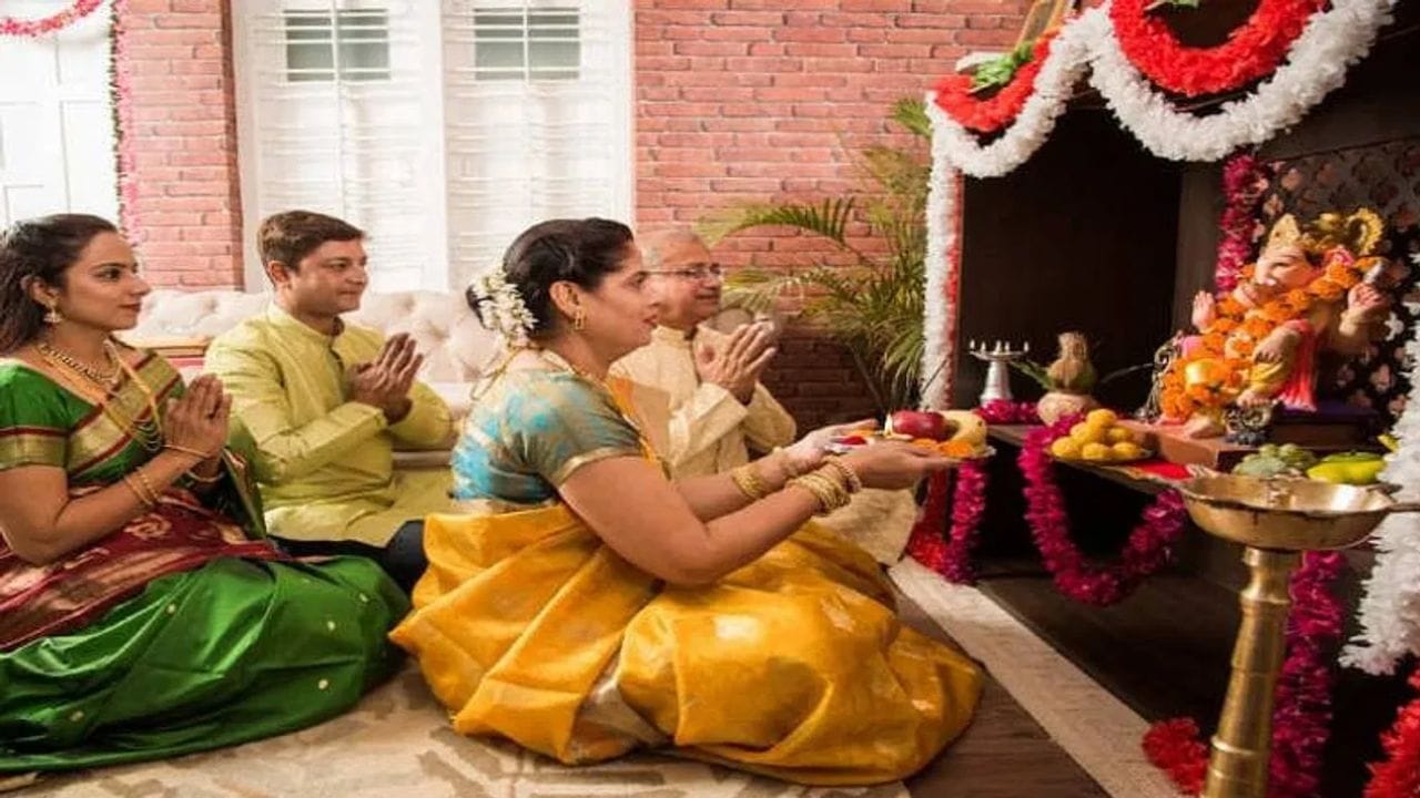 घराची उत्तर दिशा ही धन, ऐश्वर्य आणि समृद्धीची दिशा मानली जाते. या दिशेला माता लक्ष्मीची विशेष कृपा असते. त्यामुळे ही दिशा नेहमी स्वच्छ आणि सकारात्मक उर्जेने भरपूर असावी. या दिशेचे शुभ फळ मिळवण्यासाठी उत्तर दिशेला श्रीयंत्राची स्थापना करावी. तसेच या ठिकाणी तुळस, मनी प्लांट किंवा बांबूचे (Bamboo) रोप लावल्यास घरातील सकारात्मक ऊर्जेचा प्रवाह वेगाने वाढतो.
