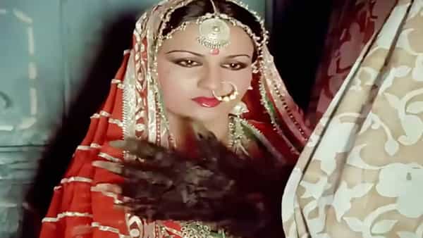 या फिल्मची संपूर्ण कहाणी एका भयानक आणि रहस्यमय सावलीभोवती फिरताना दिसते. या सिनेमात फक्त नुकत्याच लग्न झालेल्या मुलींना आपले लक्ष्य बनवत असे. जेव्हा गावात एखाद्या मुलीच्या लग्नाचा मंडप सजायचा, तेव्हा संपूर्ण कुटुंबाचे हात-पाय गळायचे. कारण त्यांच्या मुलीच्या लग्नात काही अनर्थ तर होणार नाही ना? अशी भीती असायची. एकामागून एक वधूंच्या मृत्यूंनी कहाणीत इतका सस्पेंस निर्माण केला होता की, थिएटरमध्ये लोक आपल्या जागेवरून हलायलाही तयार नव्हते. त्या काळात प्रत्येकजण फक्त हे जाणून घेण्यासाठी उत्सुक होता की, या भीतीच्या मागे नेमके कोण आहे?
