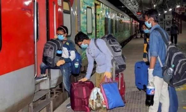 तुम्ही रिझर्व्ह तिकिटाने प्रवास करत असाल तर अनेकदा टीटीई तुमच्या नावाची तपासणी करतो. रिझर्व्ह केलेल्या तिकिटावर योग्य व्यक्ती बसलेली आहे की नाही, हे टीटीई तपासत असतात. अशा वेळी तुमच्याकडे तुमच्या आधार कार्डची कॉपी नसेल तर तुमची अडचण वाढू शकते.