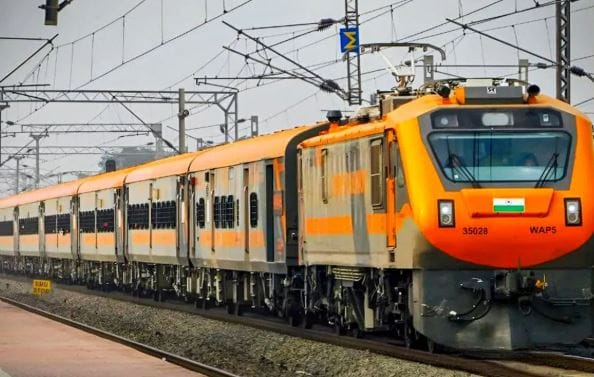 खरे आधार कार्ड घरी विसरल्याने आता टीटीईला स्वत:ची ओळख कशी पटवून द्यावी, असा प्रश्न तुम्हाला पडू शकतो. अशा वेळी तुम्ही तुमचे ड्रायव्हिंग लायन्सन, मतदान कार्ड, पासपोर्टही दाखवू शकता.