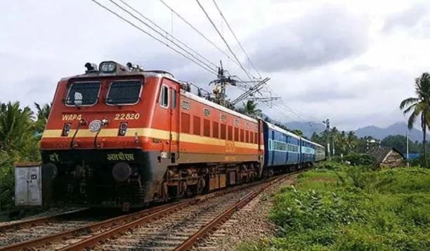 तसेच तुम्ही सरकारच्या नव्या आधार अॅपचा वापर करूनही तुमचे डिजीटल आधार कार्ड टीटीईला दाखवू शकता. सरकारच्या नव्या आधार अॅपच्या मदतीने तुम्ही दाखवलेले डीजिटल आधार कार्डदेखील ओळख प्रमाणपत्र म्हणून ग्राह्य धरले जाते.