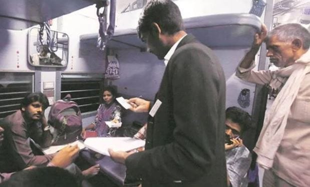 नव्या आधार अॅपमध्ये QR Code आधारित व्हेरिकफिकेशनचा पर्याय देण्यात आलेला आहे. त्यामुळे या तंत्रज्ञानाचा वापर करूनही संबंधित अधिकारी तुमची ओळख निश्चित करू शकतो. त्यामुळे घाबरून जाण्यची कोणतीही गरज नाही.
