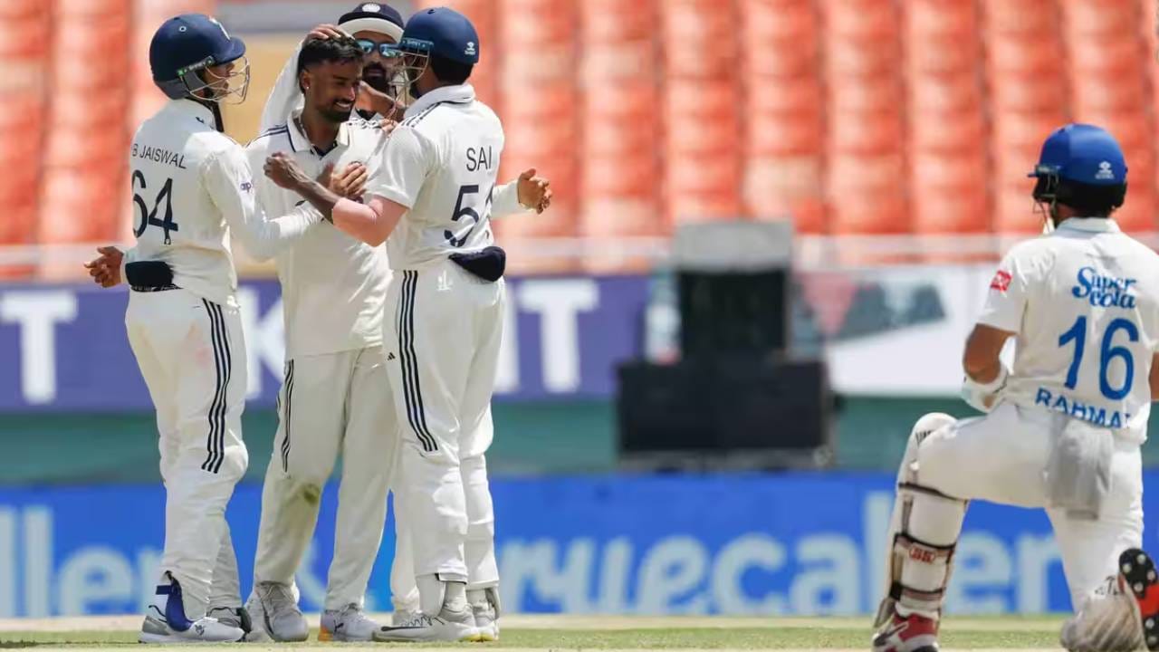 टीम इंडियाने मिळवलेला हा सर्वात मोठा विजय आहे. भारताने अफगाणिस्तानला एक डाव आणि 300 धावांनी नमवलं. 2018 मध्ये वेस्ट इंडिजला राजकोटमध्ये एक डाव आणि 272, 2018 मध्ये अफगाणिस्तानला बंगळुरूत एक डाव आणि 262 धावा, 2007 मध्ये बांगलादेशला मिरपूरमध्ये एक डाव आणि 239 धावा आणि 2017 मध्ये श्रीलंकेला नागपूरमध्ये एक डाव आणि 239 धावांनी नमवलं होतं. (Photo: BCCI)