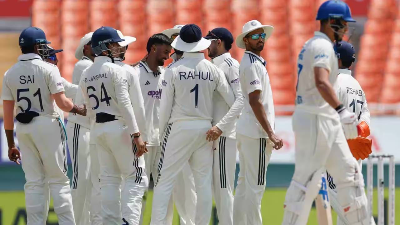 भारताने अफगाणिस्तानचा केलेला हा सर्वात मोठा पराभव आहे. अफगाणिस्तानला एक डाव आणि 300 धावांनी पराभूत केलं. यापूर्वी भारतानेच अफगाणिस्तानला 2018 मध्ये एक डाव 262 धावांनी पराभूत केलं. तर झिम्बाब्वेने बांगलादेशला एक डाव 73 धावांनी पराभूत केलं आहे. (Photo: BCCI)